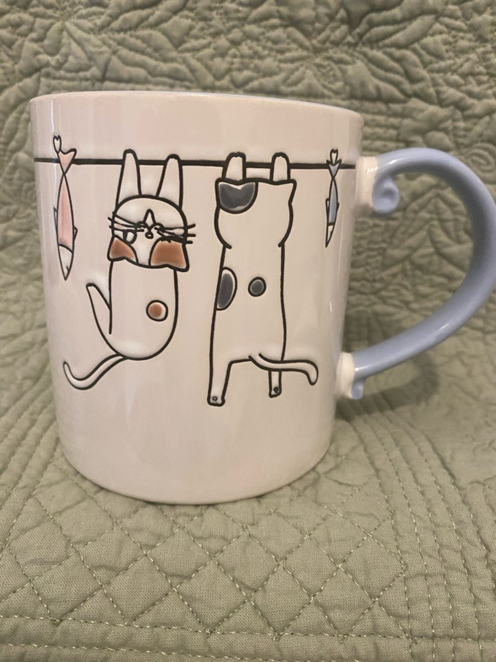 Ceramic Mug 16oz “Kitty & Fish Hanging Out to Dry” Blue Handle 4.5” NWOT